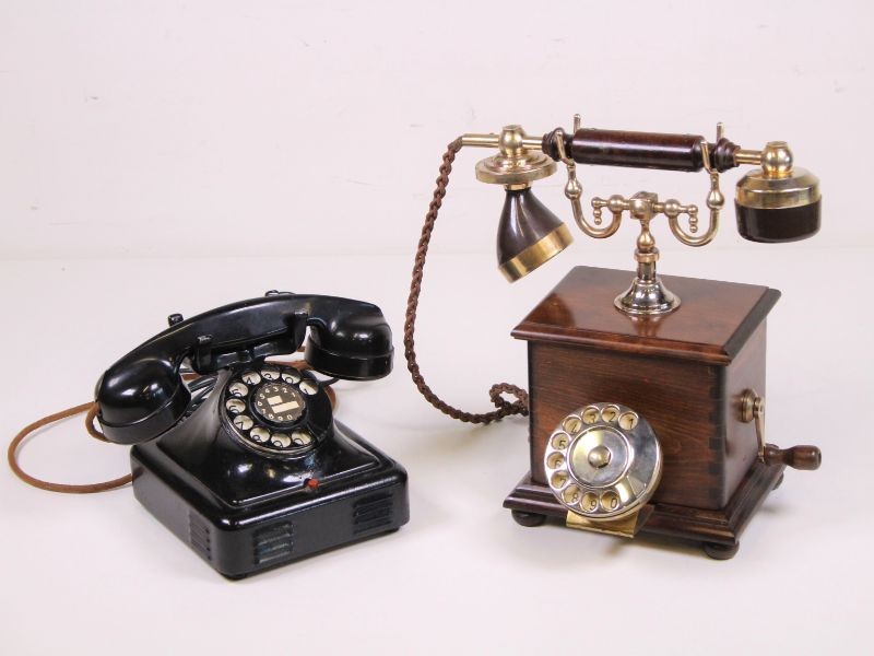 2 x Vintage telefoon bakeliet en hout